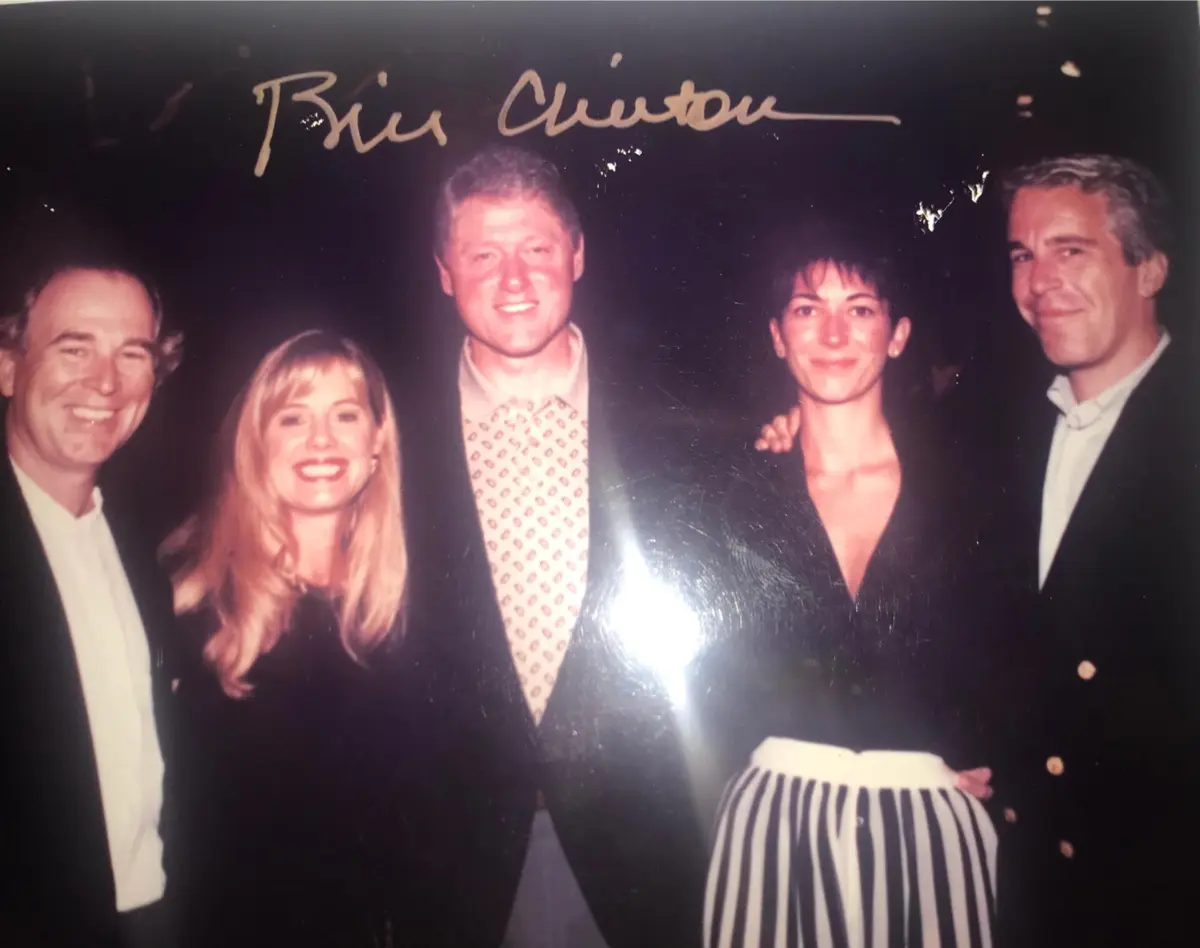 Hillary e Bill Clinton (no centro), ao lado de Ghislaine Maxwell e Jeffrey Epstein (à direia), em fotografia sem data retirada do espólio do pedófilo morto em 2019.