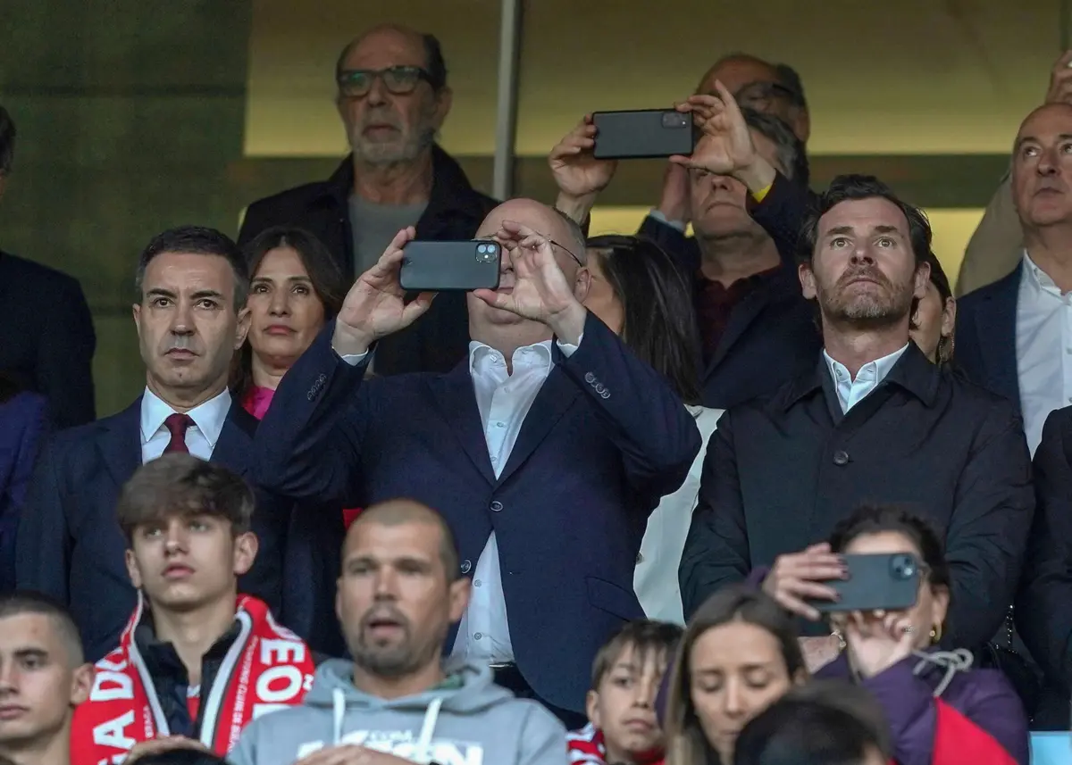 António Salvador (do lado esquerdo) e André Villas-Boas (do lado direito), presidentes do S. C. Braga e F. C. Porto, respetivamente