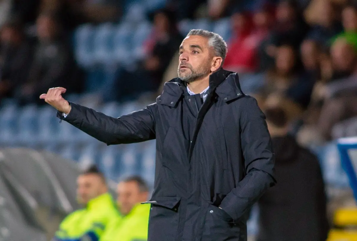 Rui Borges dá indicações durante o jogo com o Santa Clara