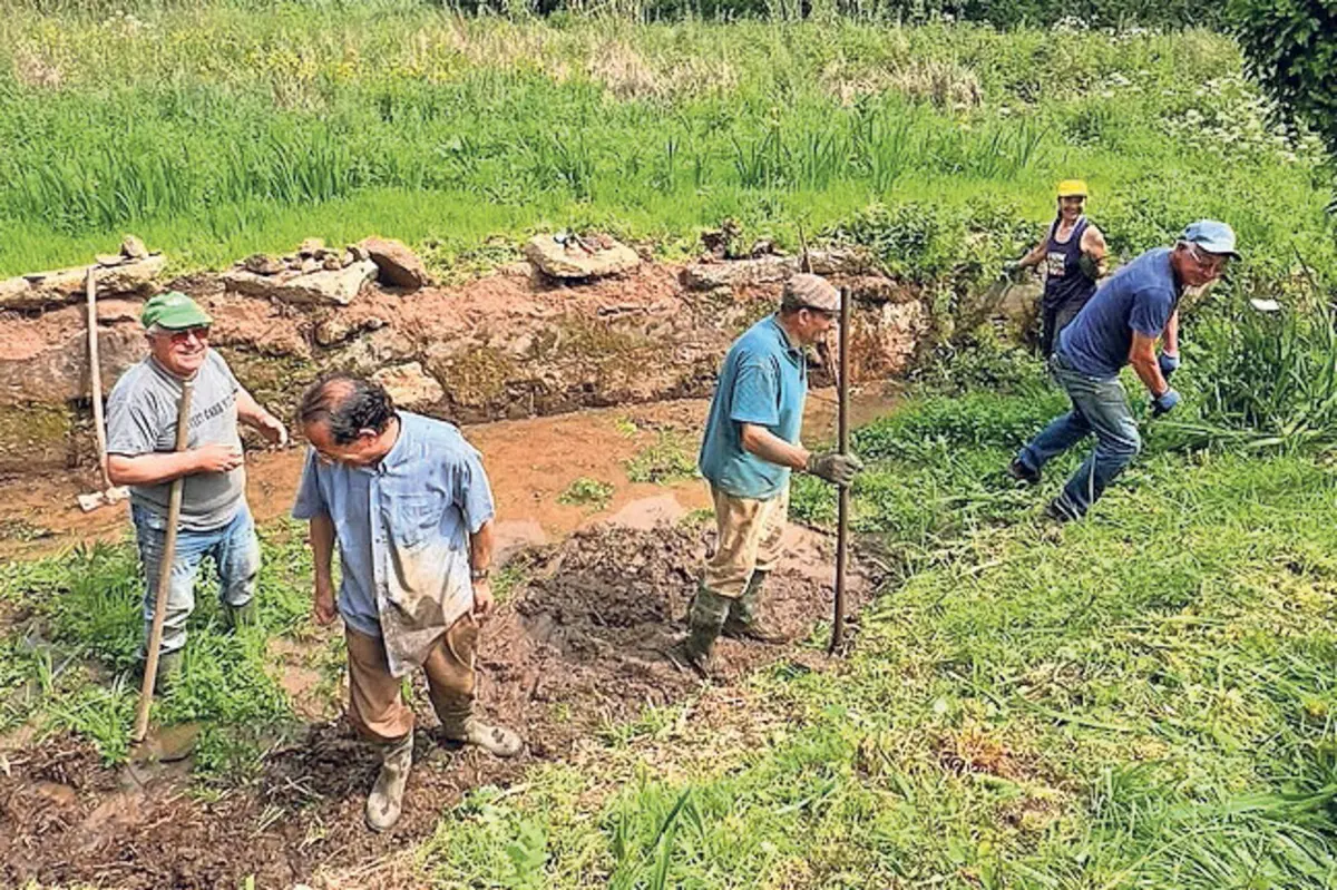 Operações de limpeza junto aos moinhos de S. Félix da Marinha