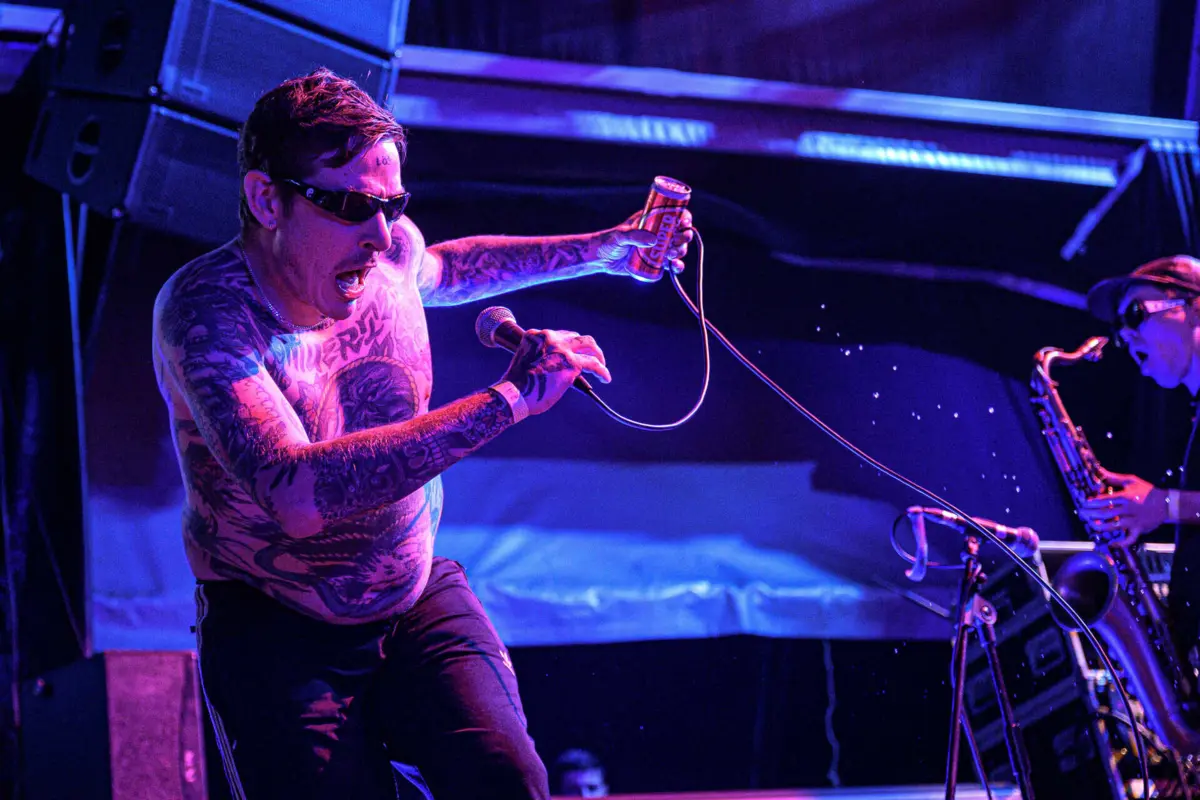 Sebastian Murphy, vocalista dos Viagra Boys: pose de rufia, verbo lépido e afiado, coberto de tatuagens.