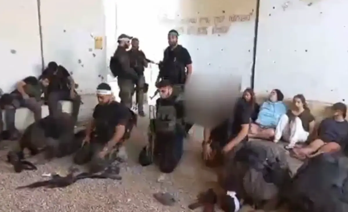 Imagens mostram mulheres feridas e sem roupa