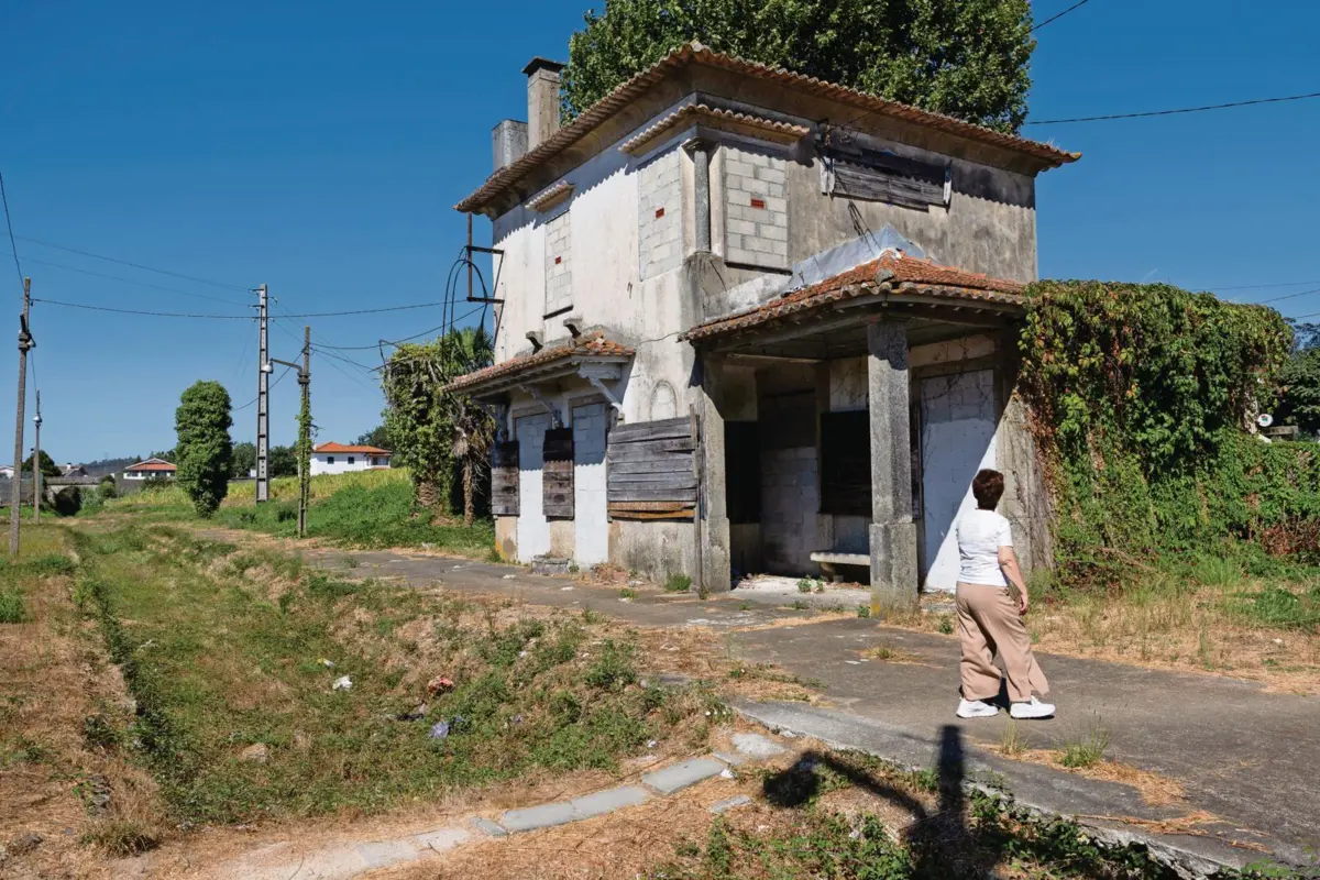 Antiga estação de comboios do Muro está em ruínas e o canal pejado de vegetação