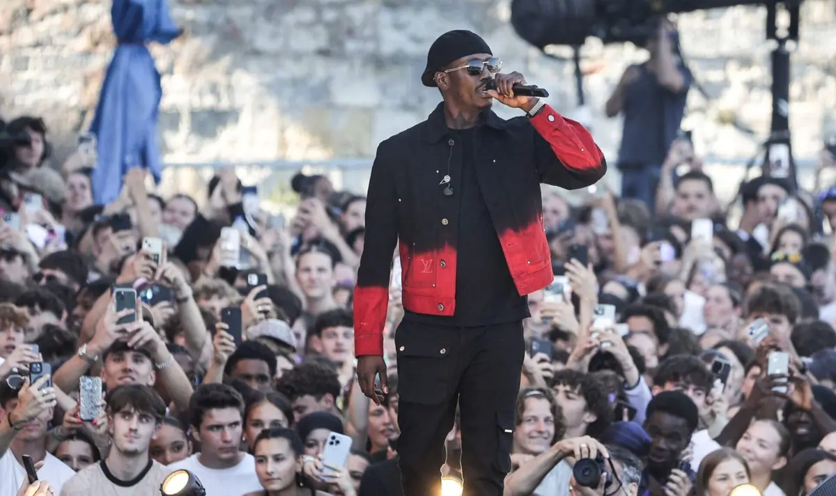 Imagem de contexto do artigo Morreu o rapper Werenoi, líder de vendas em França em 2023 e 2024