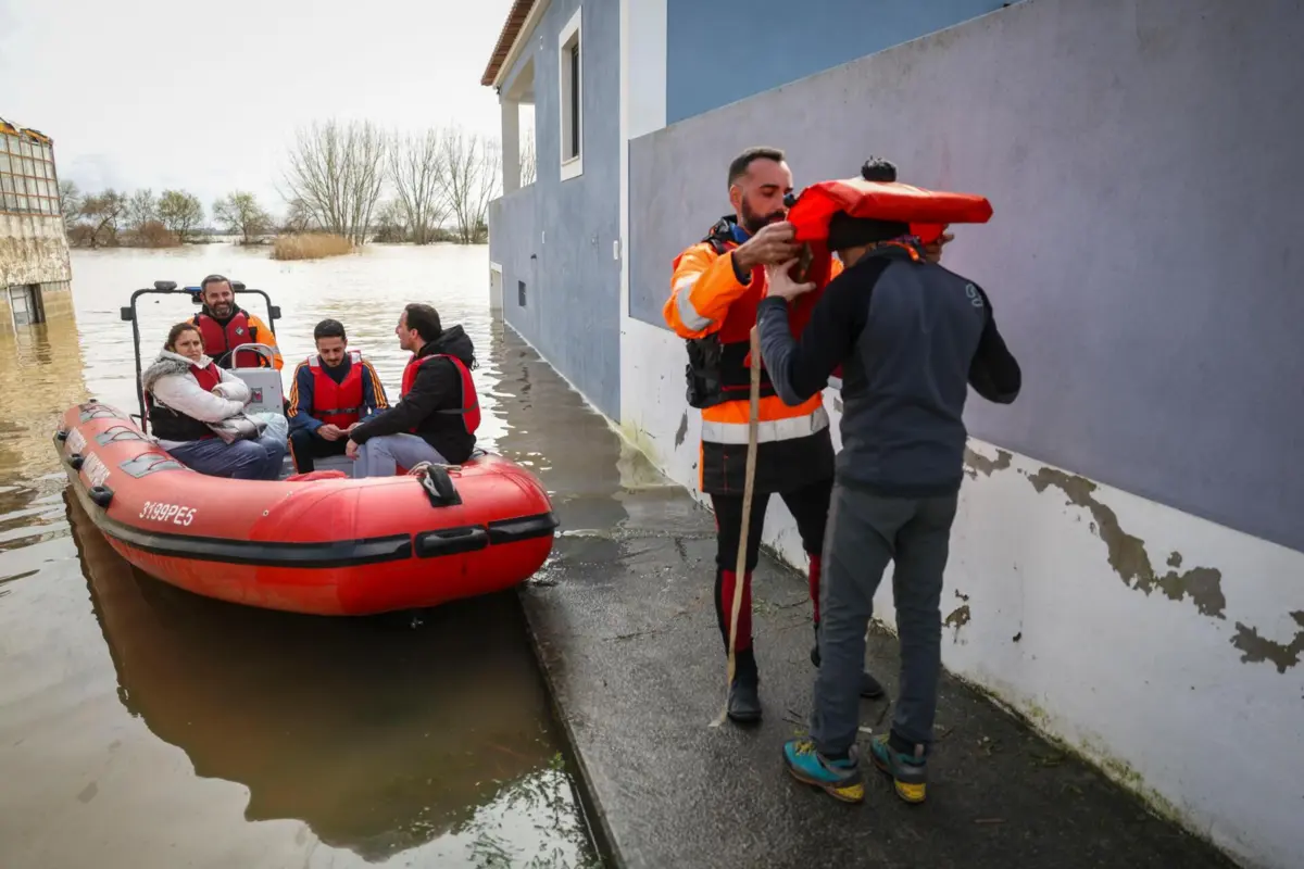 População deslocou-se hoje de barco em Vale da Pedra, no Cartaxo