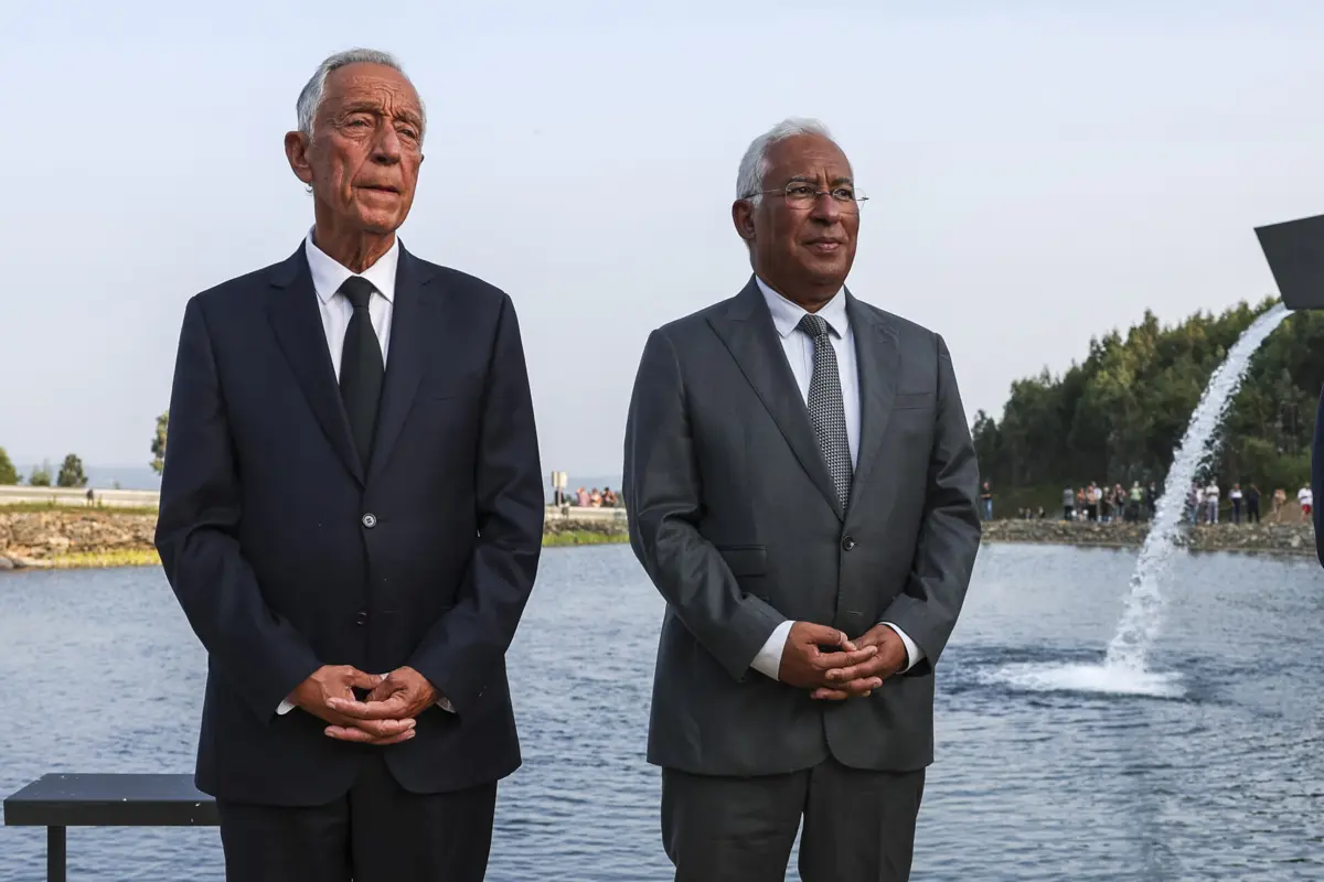 Marcelo e Costa junto ao memorial às vítimas dos incêndios de 2017
