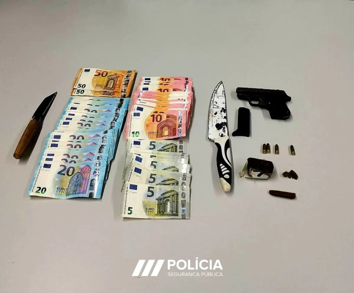 Foi apreendida uma arma de fogo, um carregador com quatro munições, mil oitocentos e cinquenta euros em dinheiro, haxixe e duas facas