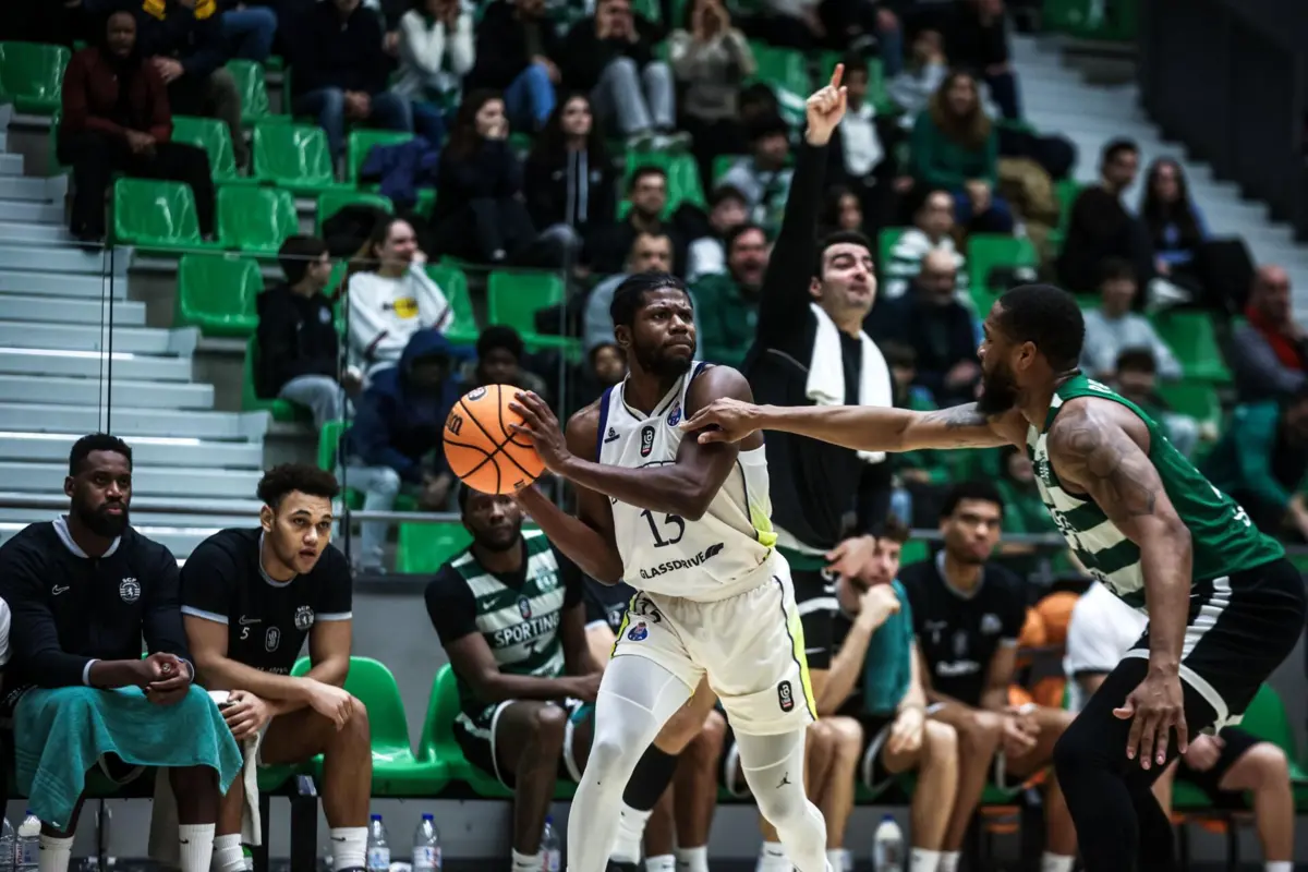 Wes Washpun, um dos visados, em ação no jogo com o Sporting