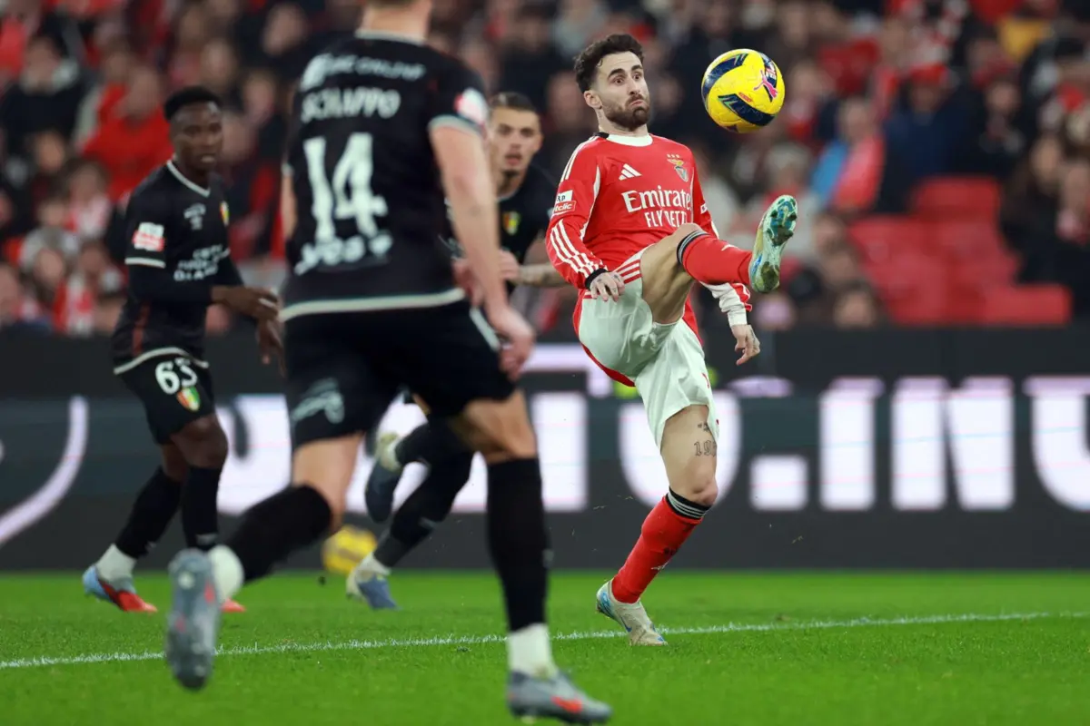 SL Benfica's Portuguese forward #27 Rafa Silva kicks the ball during the Portuguese League football match between SL Benfica and CF Estrela da Amadora at Estadio da Luz in Lisbon on January 25, 2026. (Photo by PATRICIA DE MELO MOREIRA / AFP)