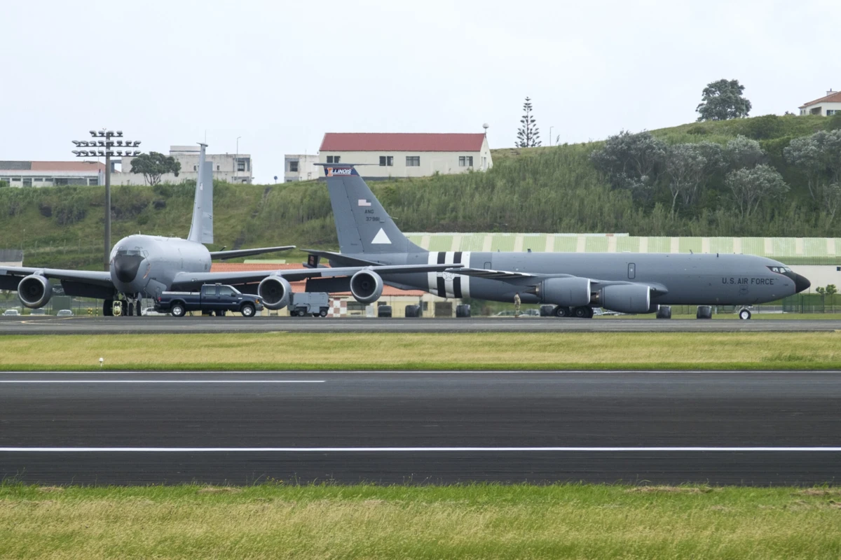 Aviões reabastecedores na Base das Lajes