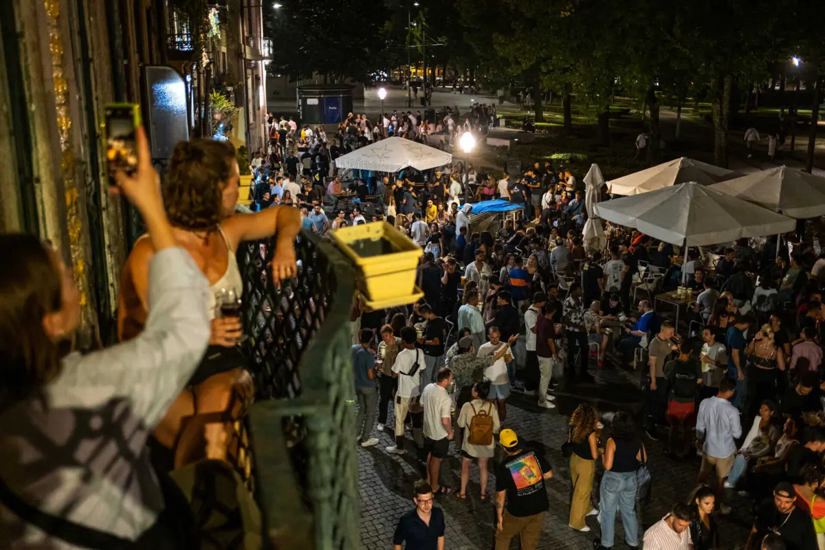 Moradores insatisfeitos com barulho de aglomerados em zonas de diversão noturna