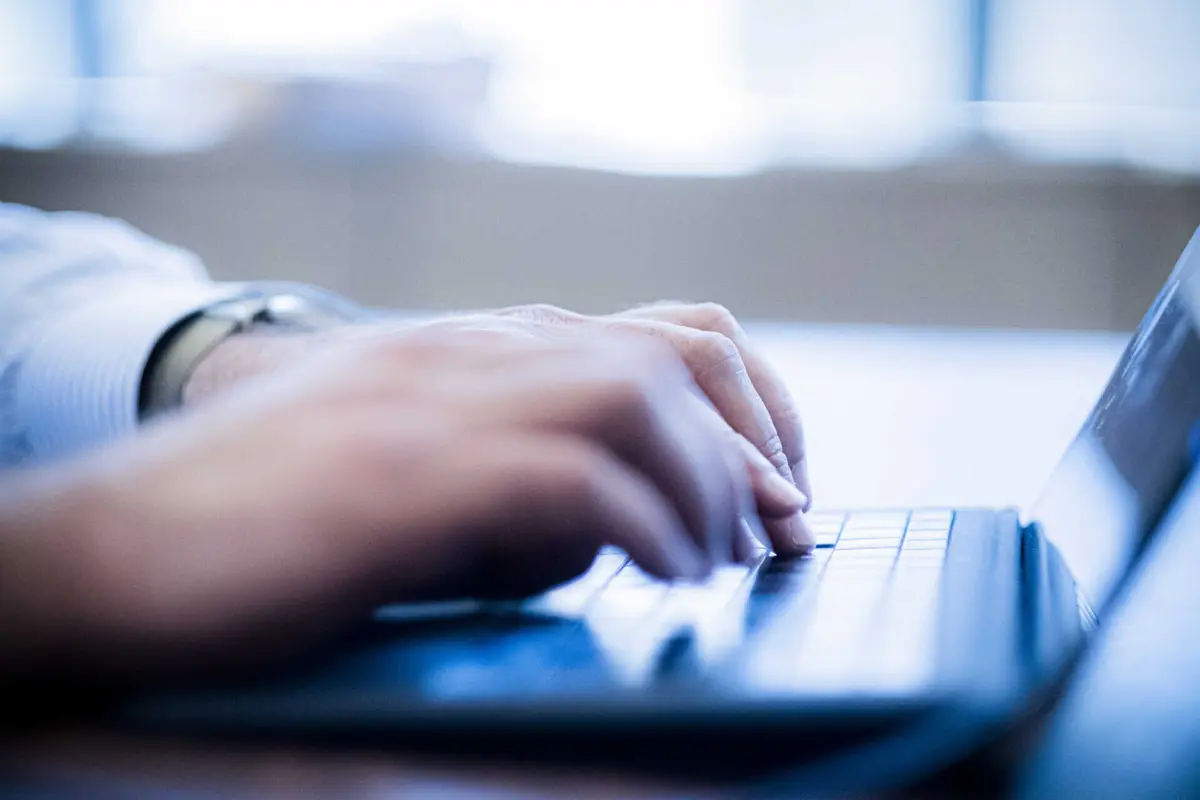 Arguido terá feito “upload" de imagens de crianças com menos de 14 anos despidas ou a manterem práticas sexuais