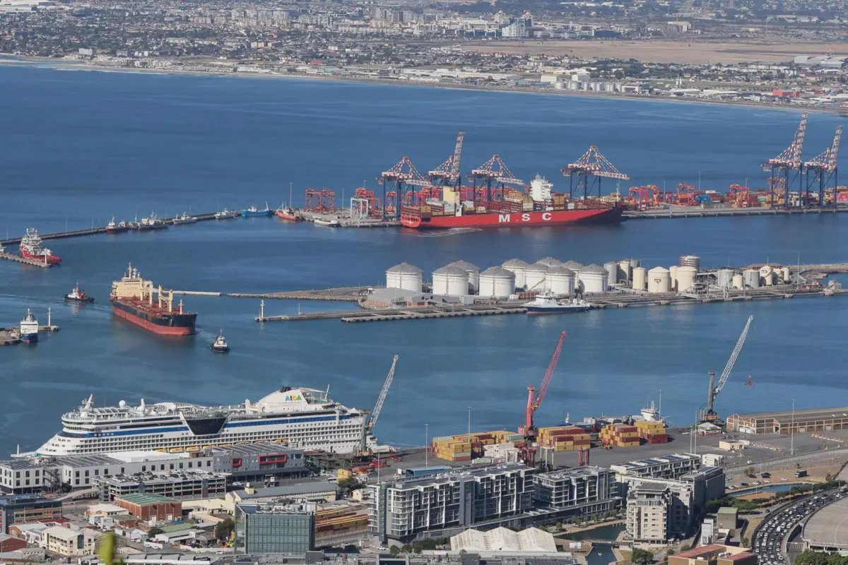 O porto da Cidade do Cabo, na África do Sul, está a acolher grande parte da navegação marítima que se dirigia para o estreito de Ormuz