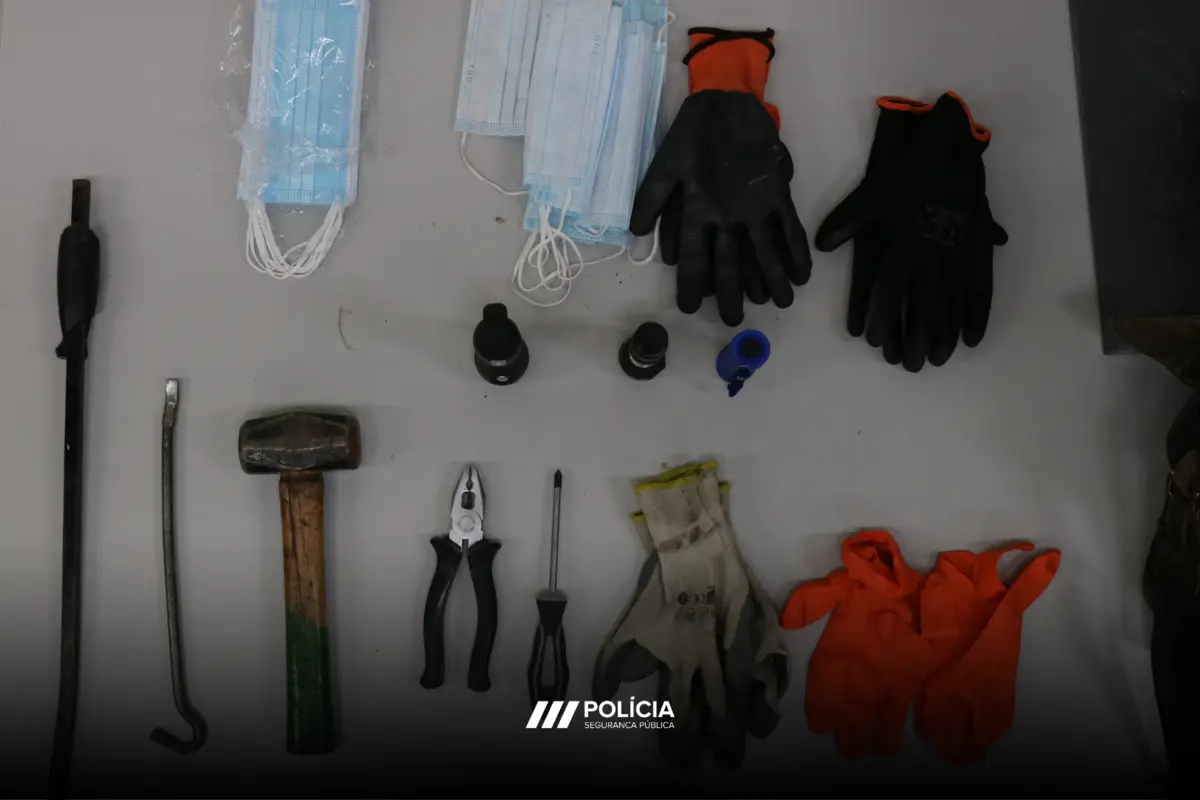 Polícia deteve três homens e apreendeu material furtado e as ferramentas usadas nos assaltos
