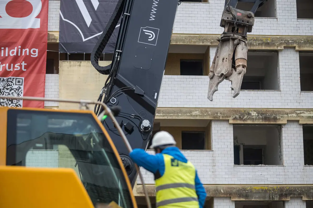 A demolição do prédio Coutinho foi anunciada em junho de 2000, mas só arrancou em dezembro de 2021