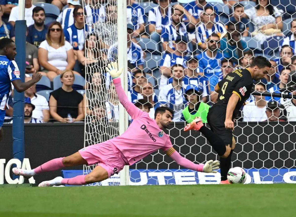 Diogo Costa em ação no jogo de domingo passado com o Arouca
