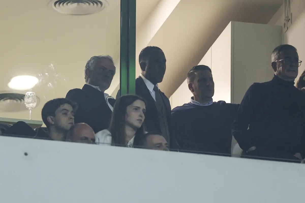 José Mourinho foi um dos espectadores atentos no último Sporting-Benfica (2-1), em Alvalade