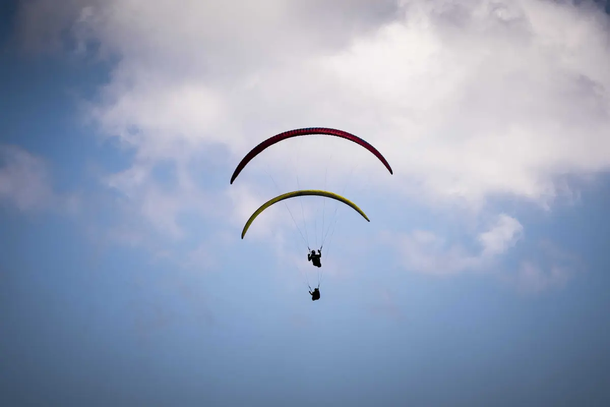 De acordo com o comandante do Porto de Lagos, já foi encontrado algum material supostamente pertencente ao praticante de parapente