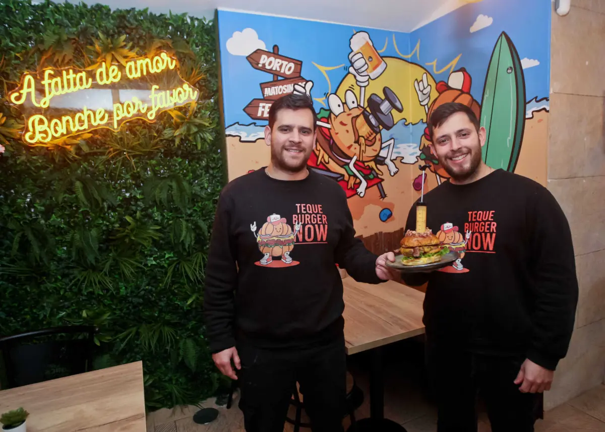 Yonatan Ferreira (à direita na imagem), com o primo José Camacho