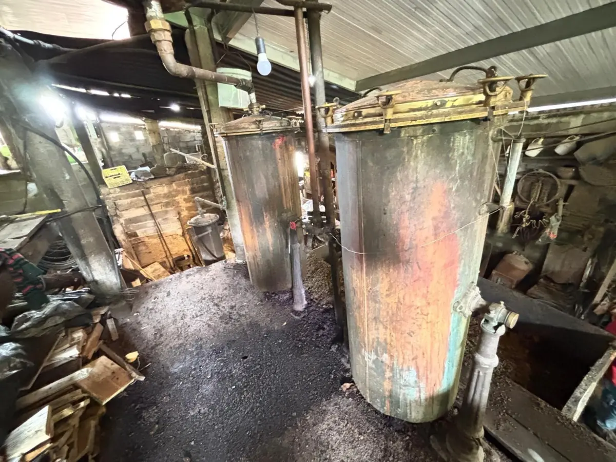 Imagem de contexto do artigo Oito toneladas de bagaço e 185 litros de aguardente apreendidos em Lousada