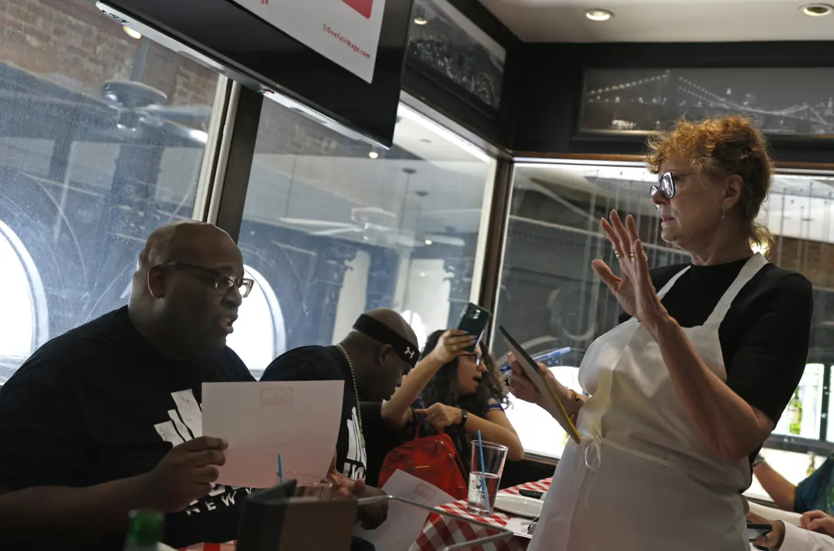 Atriz e ativista Susan Sarandon vestiu o uniforme de empregada de mesa de uma famosa pizzaria de Nova Iorque