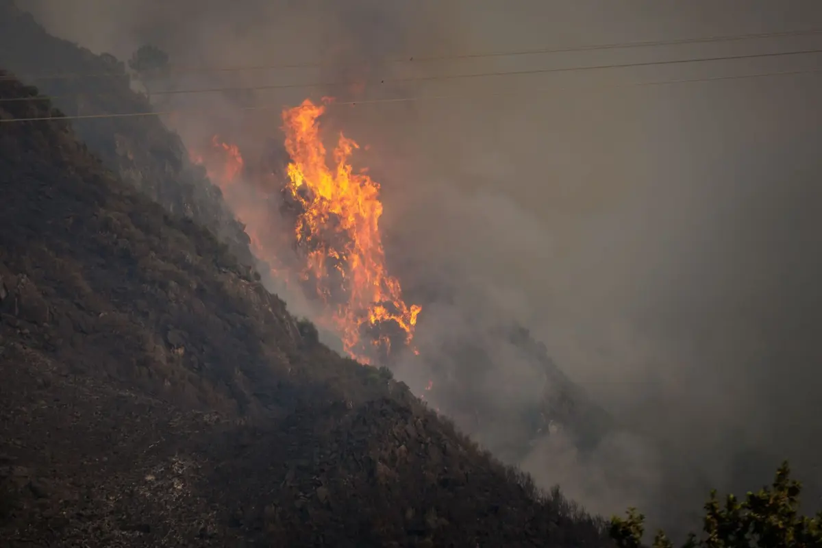 Incêndio lavra em Ponte da Barca desde sábado à noite