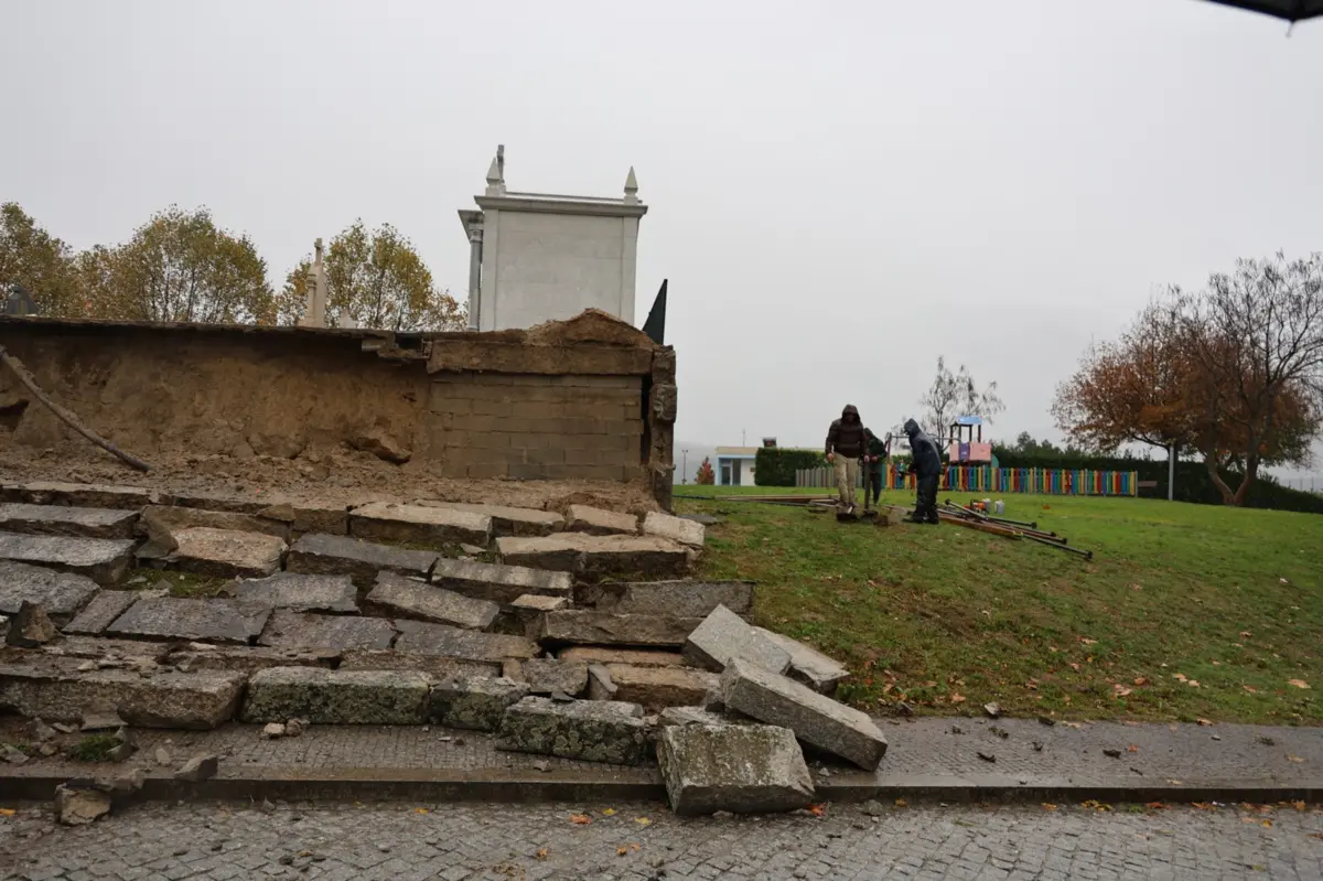 Os trabalhos de consolidação do talude e dos muros adjacentes já estão em curso