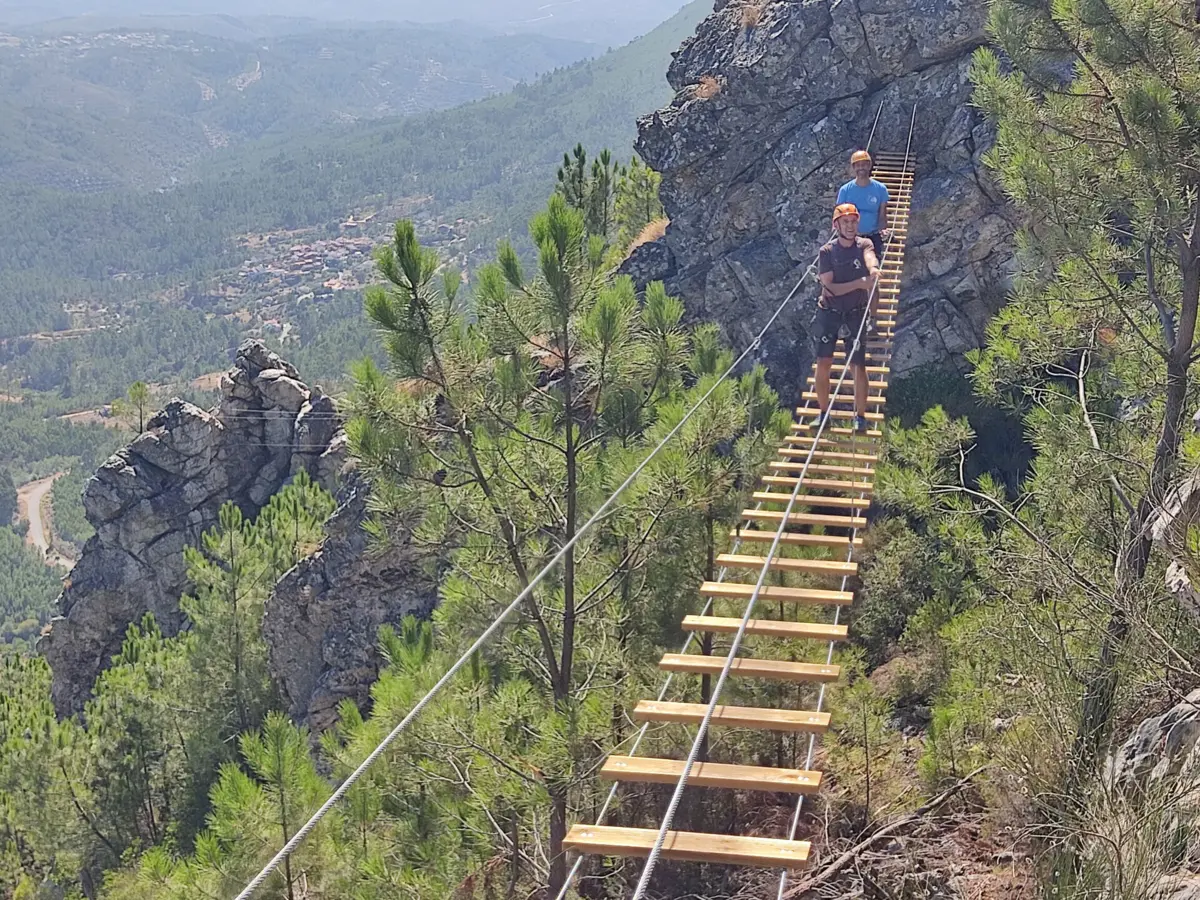 Danos causados pelos incêndios obrigam a desativar percursos pedestres e Via Ferrata