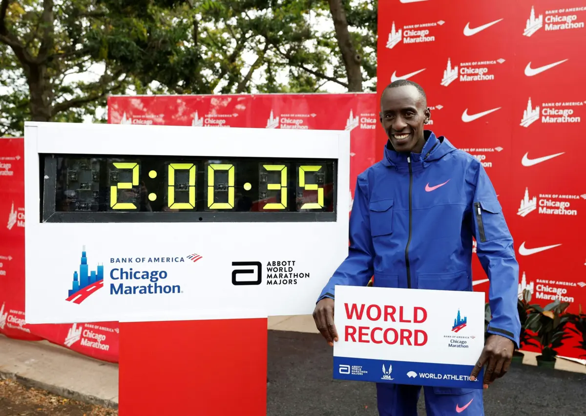 Atleta junto ao recorde do mundo, a 8 de outubro de 2023, na maratona de Chicago