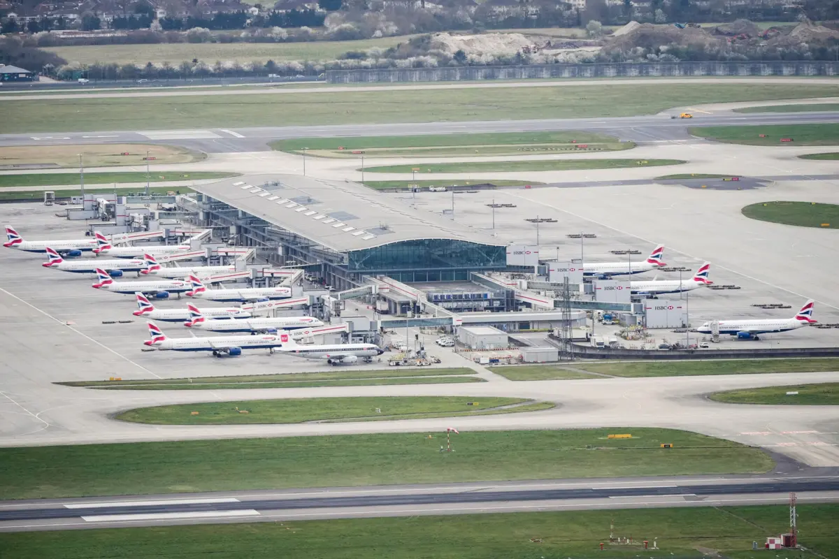 O encerramento de Heathrow, um dos aeroportos mais movimentados do mundo, provocou um dia de congestionamento nos transportes aéreos com repercussões a nível mundial