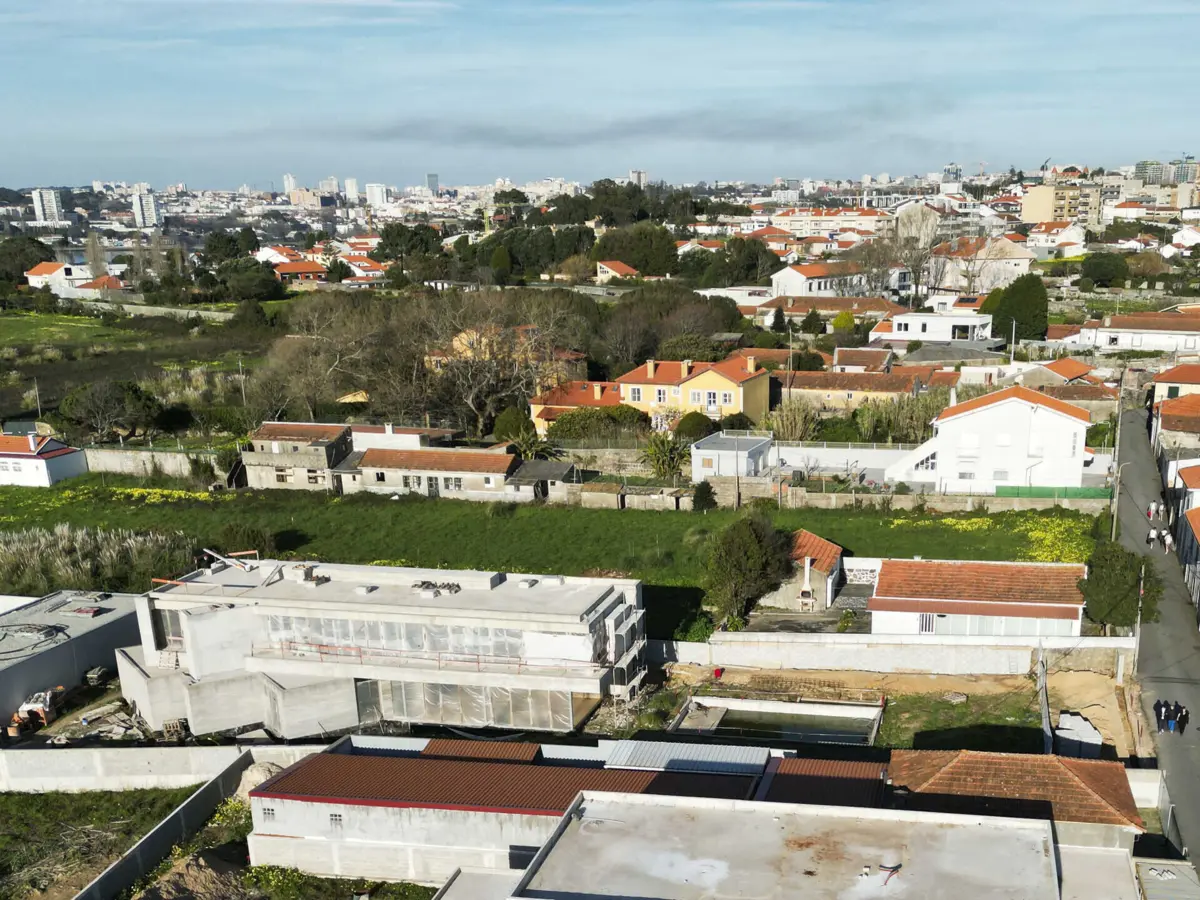 O terreno, em que está também a ser construída uma piscina, terá 620 metros quadrados