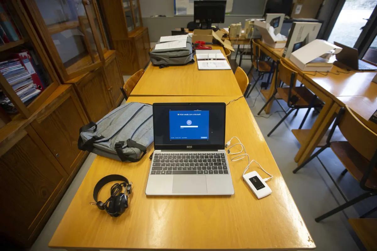 Alunos do 2.º, 5.º, 8.º e 9.º vão fazer provas em computador
