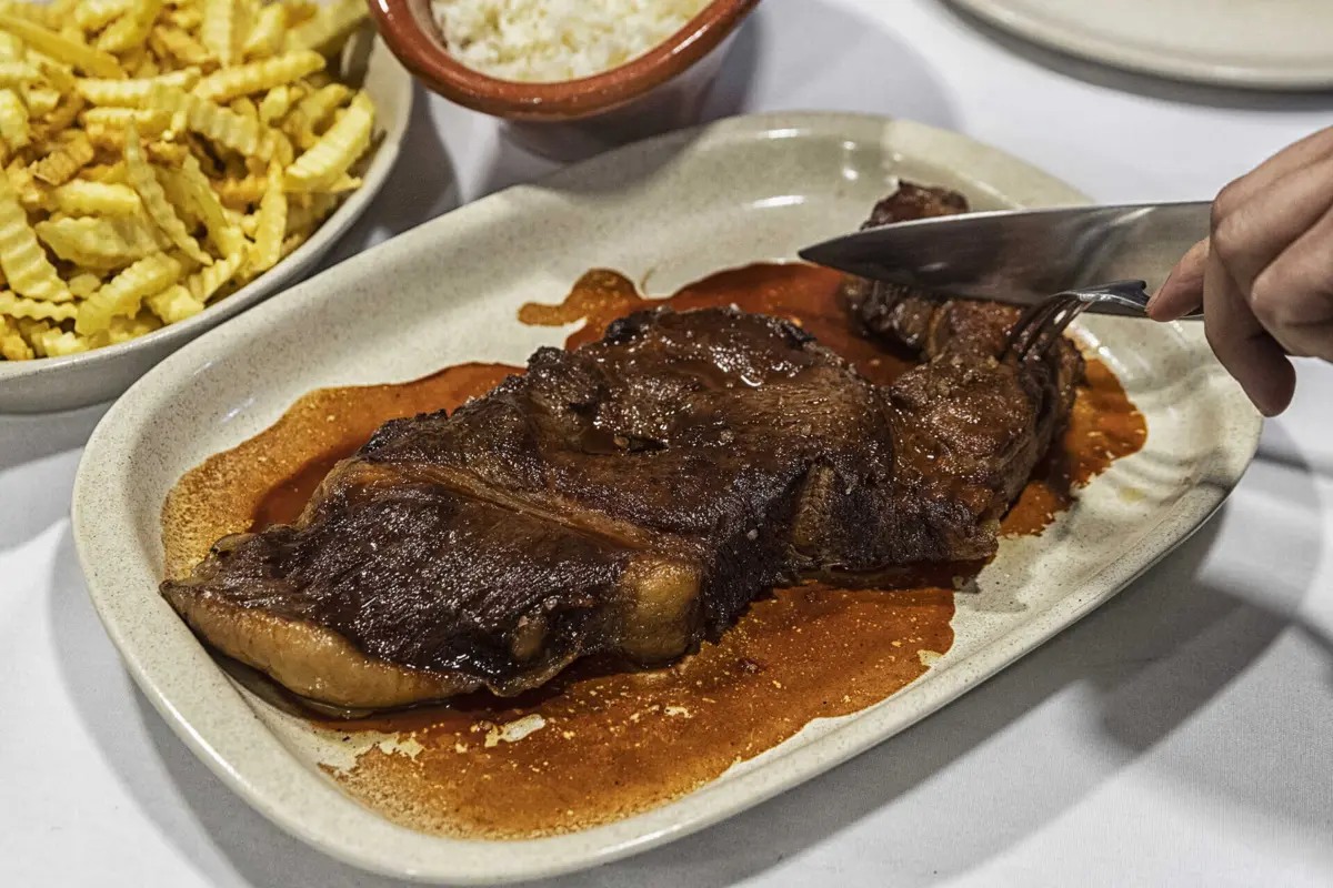 Excesso de consumo de carne vermelha entre os fatores de riso apontados