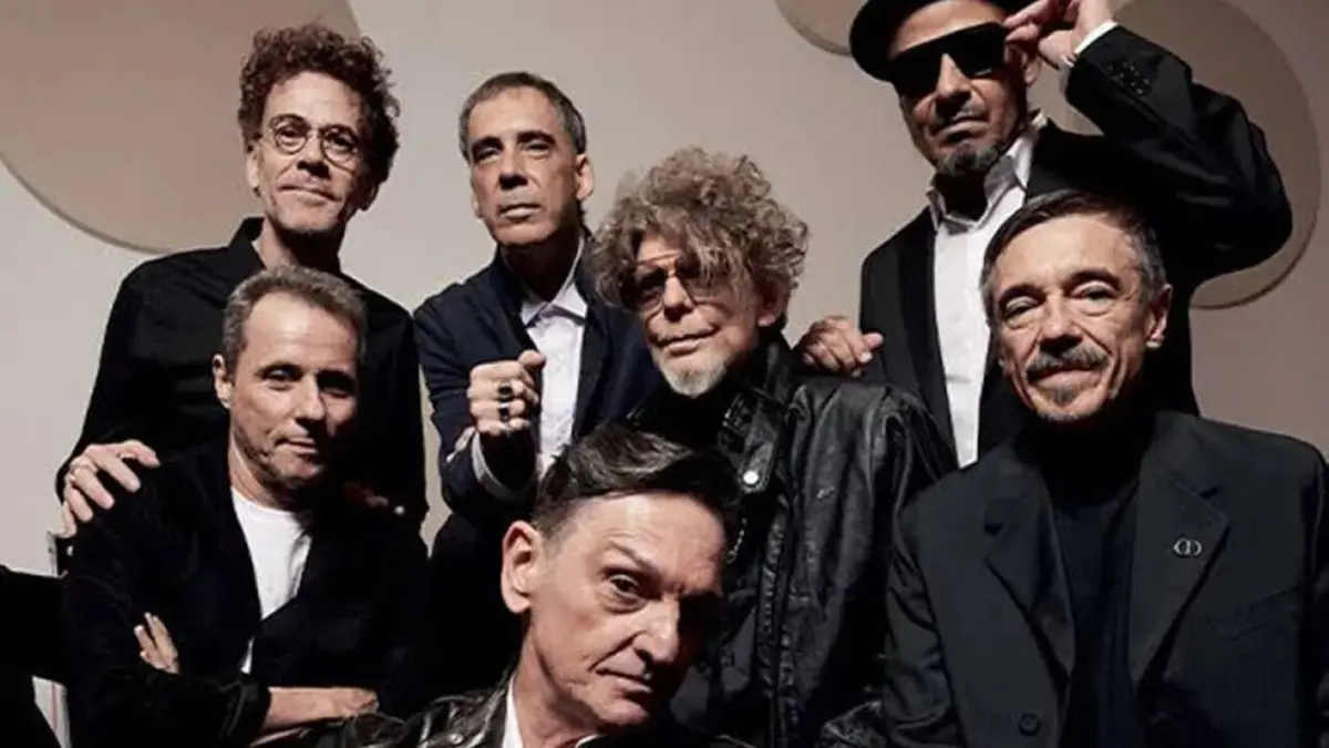 Titãs em 2023 (Paulo Miklos ao centro, em baixo): "Somos amigos e parceiros também fora dos palcos".