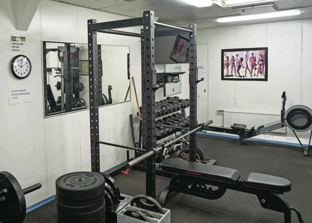 Homem diz que não consegue rodar o braço direito, nem tem força para levantar pesos, após exercício de supino