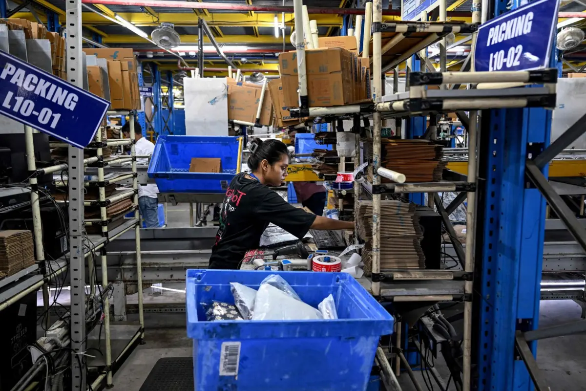 Trabalhadores num centro de distribuição na Índia