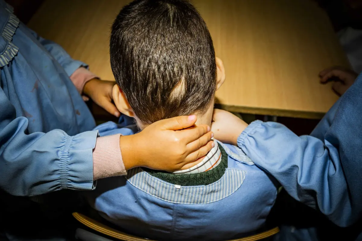 Pais dizem que a inclusão dos filhos apenas é garantida durante o periodo letivo