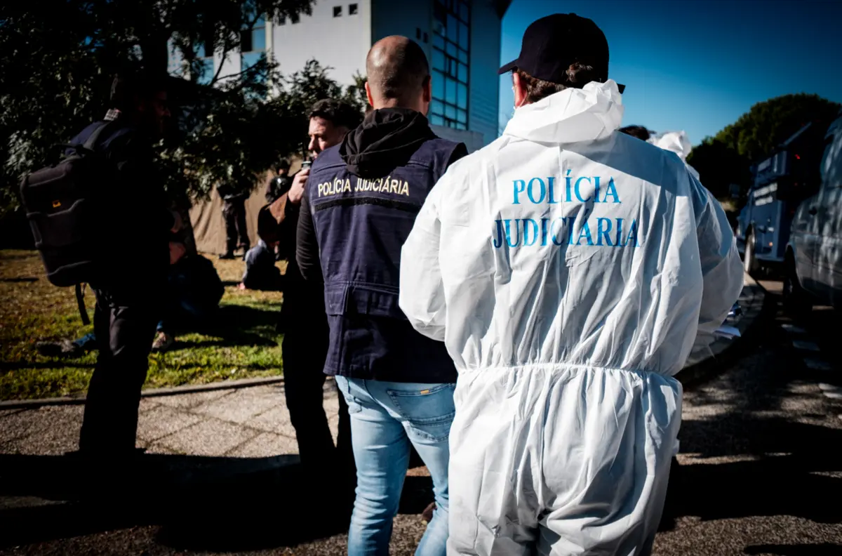 O agora detido como um dos presumíveis autores destes factos foi identificado no âmbito das diligências desenvolvidas pelo Departamento de Investigação Criminal de Braga, que conduz a investigação