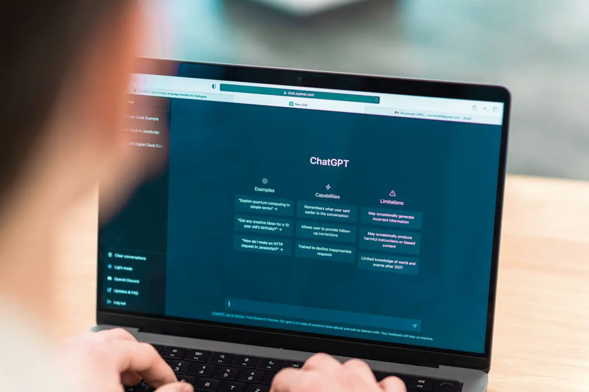 O ChatGPT serve como um assistente virtual capaz de conversar, responder perguntas, criar textos, explicar conceitos, ajudar em tarefas e gerar ideias