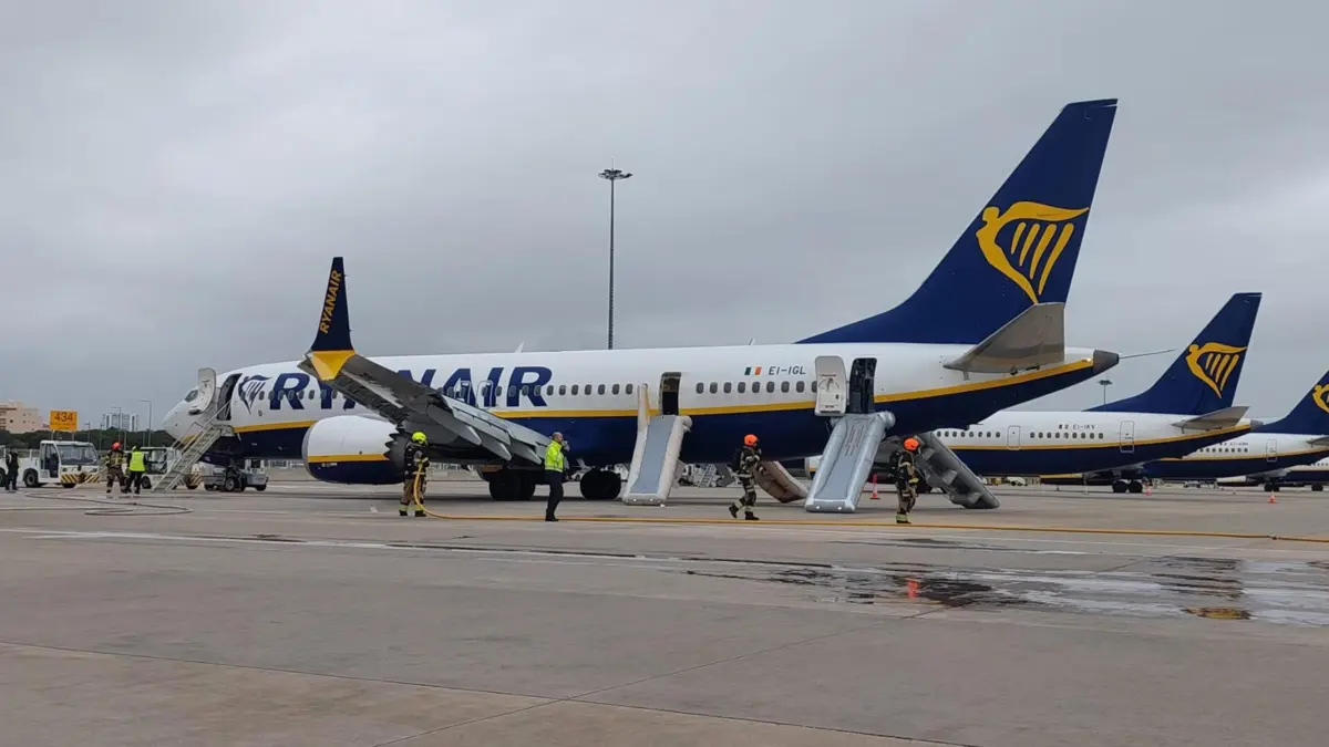 Imagem de contexto do artigo Avião da Ryanair evacuado em Faro por suspeita de fogo no motor. Uma pessoa ferida