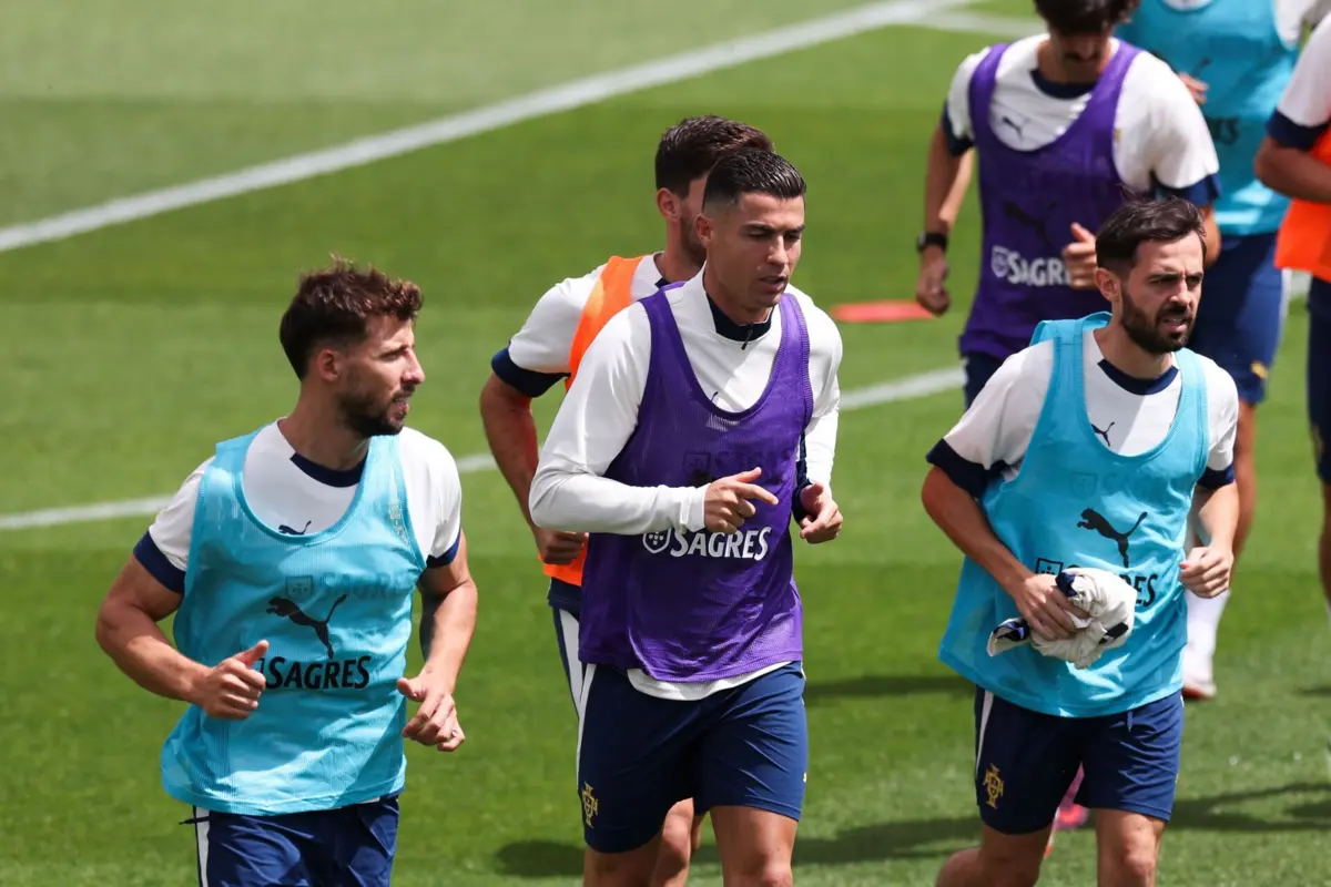 Rúben Dias ao lado de CR7 e Bernardo Silva num treino