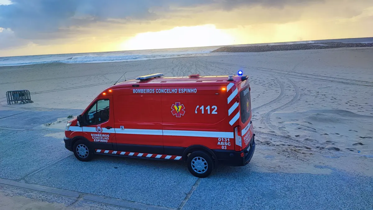 Bombeiros resgataram dois homens do mar