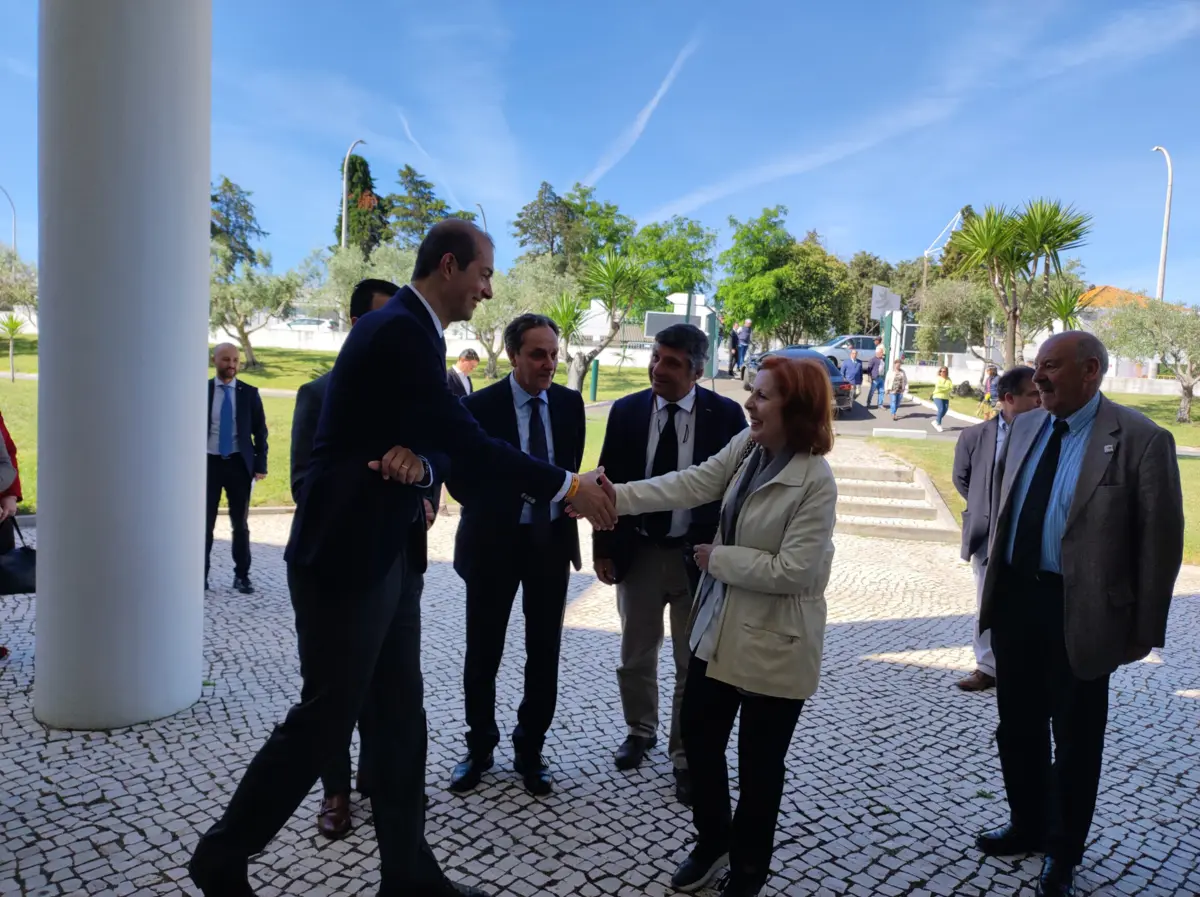 A ministra do Ambiente cumprimenta presidente da Edia