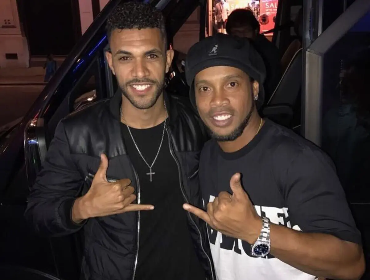 Victor Lourenço publicou nas redes sociais várias fotografias ao lado do ex-jogador de futebol brasileiro Ronaldinho