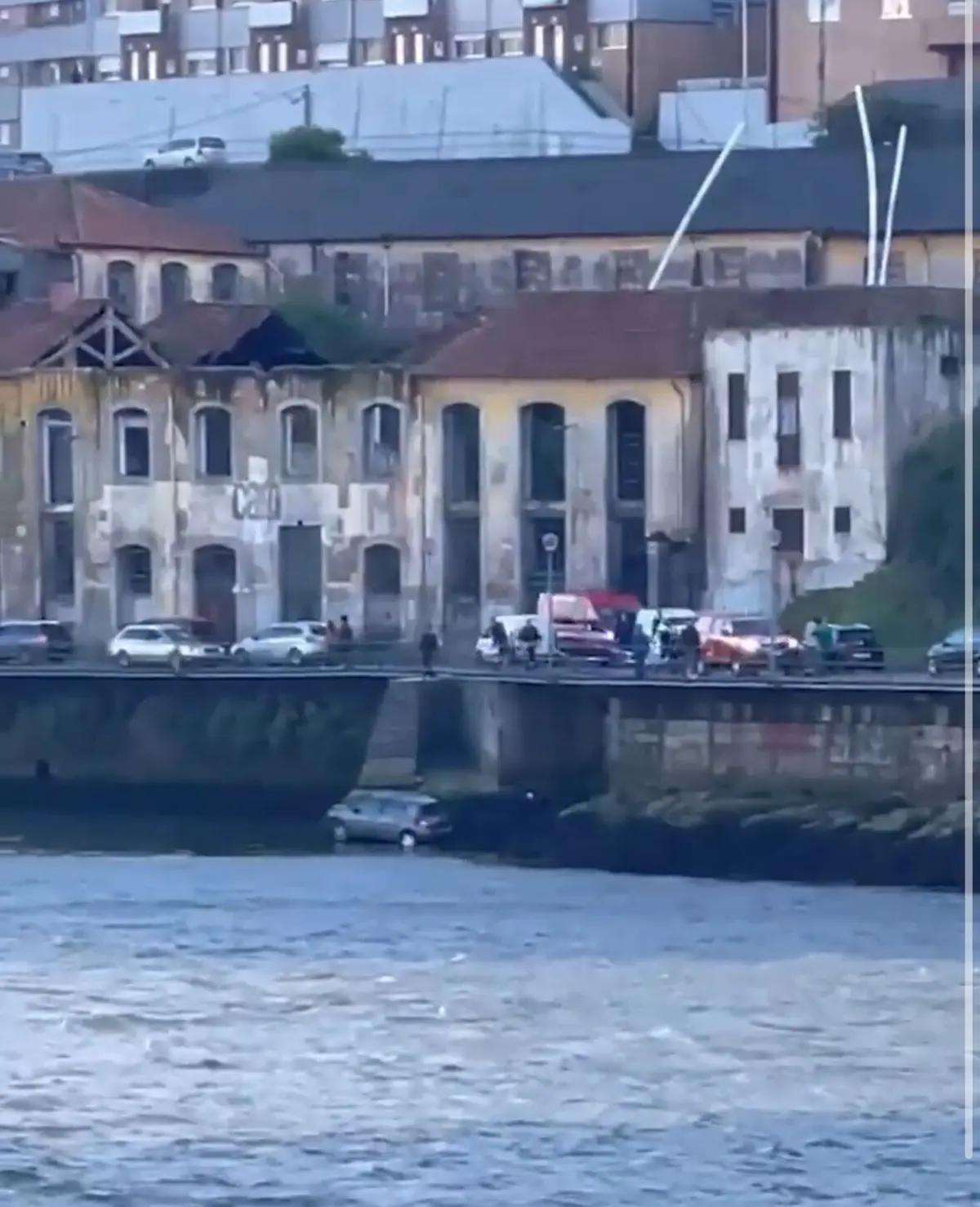 O veículo caiu ao rio junto à Ponte da Arrábida
