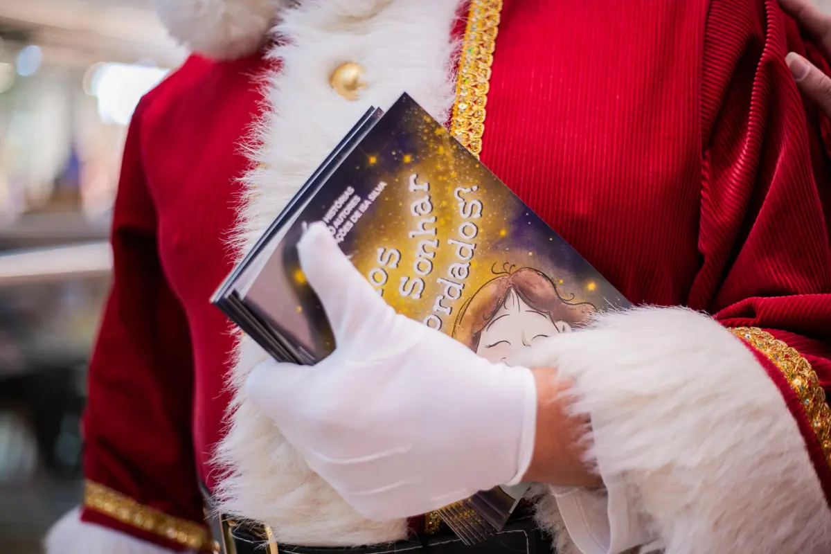 Livro é oferecido às crianças que visitem os centros comerciais Alegro e o Fórum Montijo
