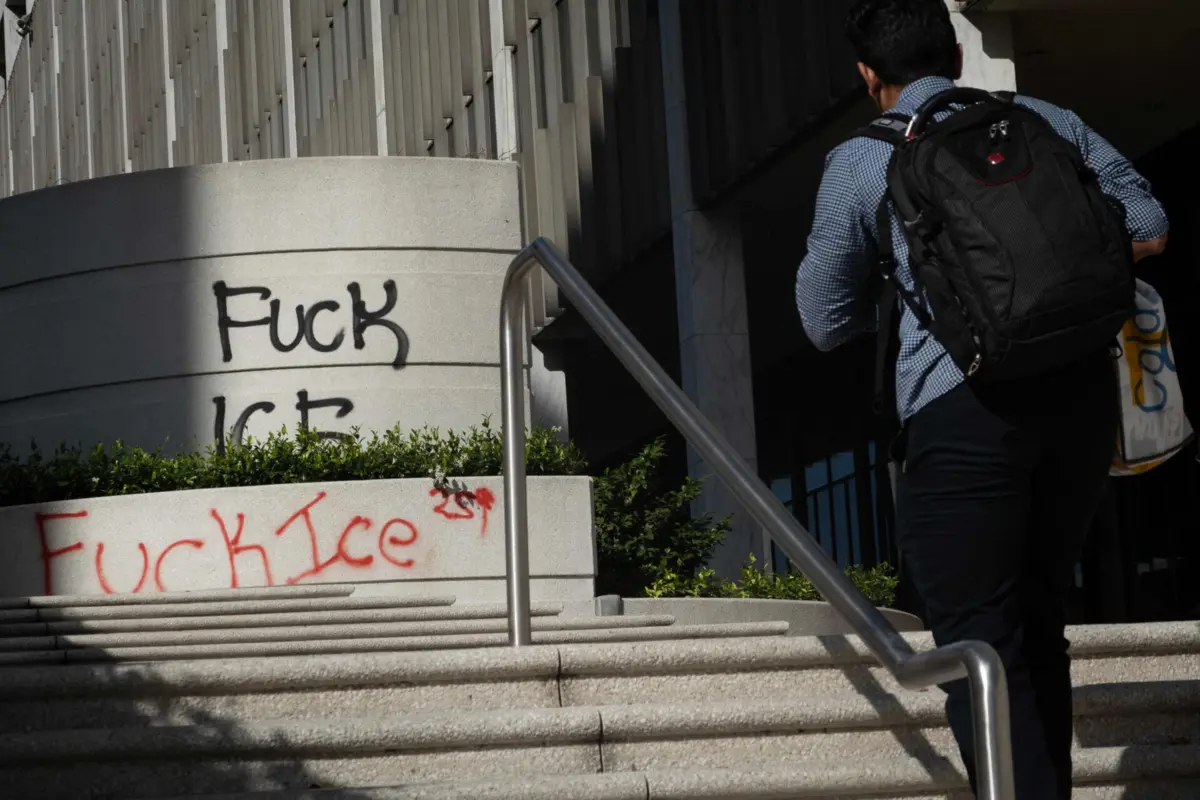 Os protestos em Los Angeles foram desencadeados pelas rusgas agressivas da agência federal ICE