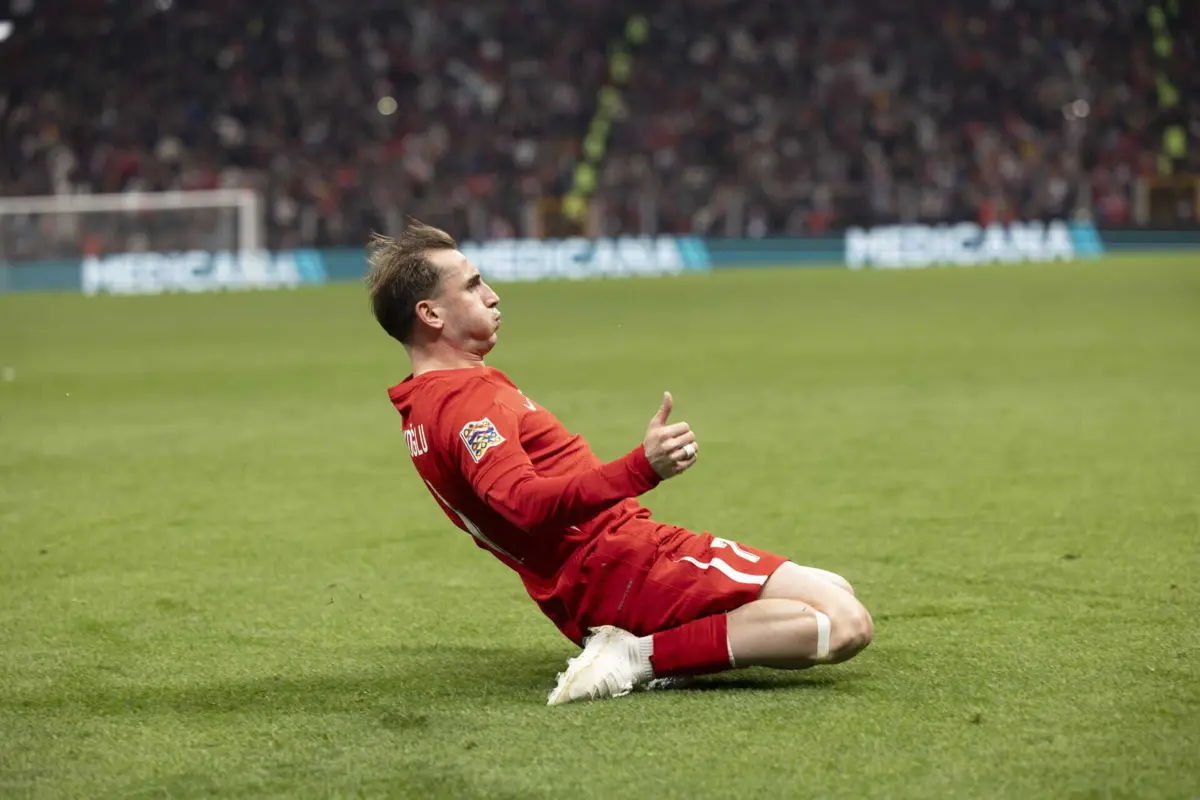 Akturkoglu marcou e assistiu no triunfo da Turquia