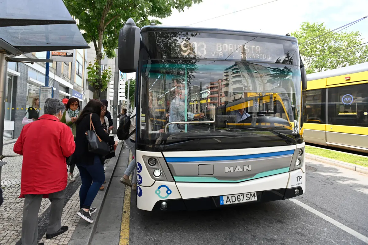 Autocarro da STCP na Avenida da República, em Gaia