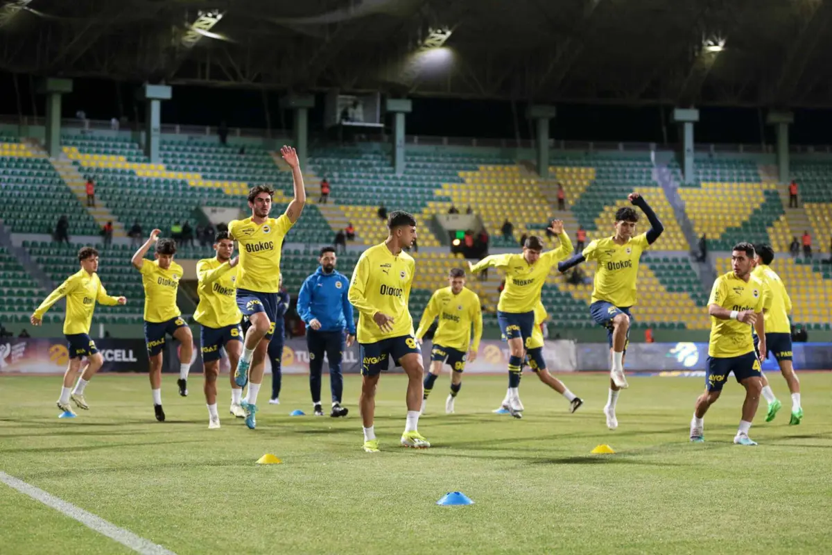 Fenerbahçe entrou em campo e pouco depois saiu